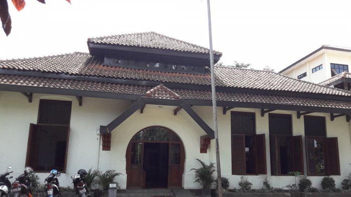 Gedung Indonesia Menggugat di Jalan Perintis Kemerdekaan No 5 Bandung. Gedung ini bekas pengadilan di era kolonial Belanda. Di sini Soekarno diadili.