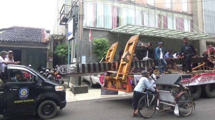 Golok Barlen terbesar di dunia asal Kabupaten Subang saat akan dipindahkan ke Museum Wisma Karya Subang