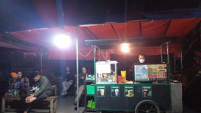 Jongko wedang jahe & kue balok milik Ismail Edwin di halaman Kantor Desa Tanjungsari, Jalan Raya Bandung-Sumedang, Tanjungsari, Kabupaten Sumedang