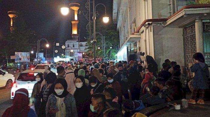 Suasana Jalan Asia Afrika seputar Alun-alun Kota Bandung pada malam Tahun Baru, Jumat (31/12/2021)