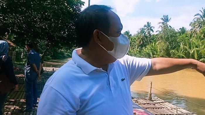 Bupati Jeje Wiradinata di tepi Sungai Putrapinggan saat acara sosialisasi penanganan sampah ke masyarakat, Minggu (13/6/2021)