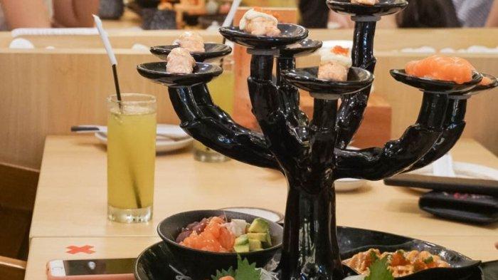 sajian beragam jenis sushi di piring kecil berbentuk pohon di Okinawa Sushi, 23 Paskal Bandung