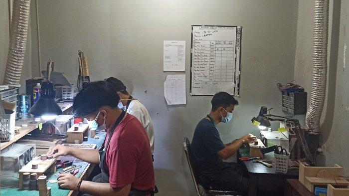 Para perajin tengah membuat jam kayu di ruang produksi Pala Nusantara, di Jalan Kaum, Cipaganti, Kota Bandung
