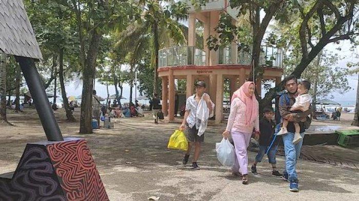 Pantai Barat Pangandaran saat weekend, Sabtu (18/12/2021)