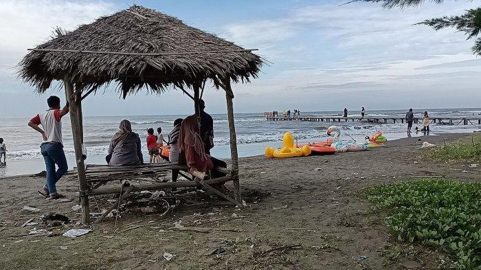 Objek wisata Pantai Tiris (Paris) di Desa Pabean Ilir, Kecamatan Pasekan, Kabupaten Indramayu