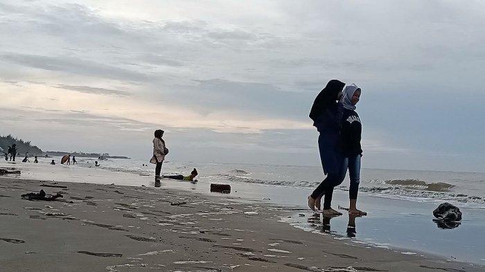 Pantai Tiris (Paris) di Desa Pabean Ilir, Kecamatan Pasekan, Kabupaten Indramayu