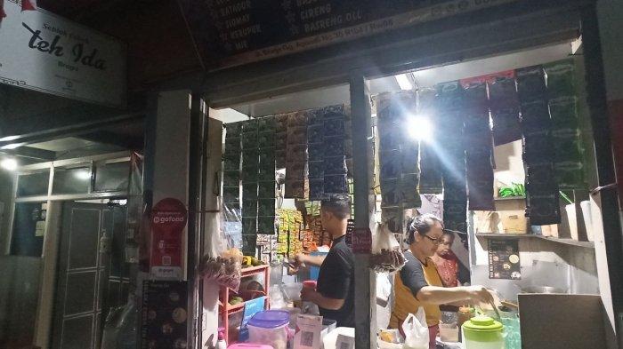 Dida Hadiyani, pemilik usaha Seblak Cobek Teh Ida yang berada di gang kecil Jalan Braga, Bandung, yang laris dipesan di Gofood