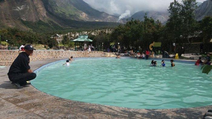Kolam renang air panas di Taman Wisata Alam (TWA) Gunung Papandayan, Garut