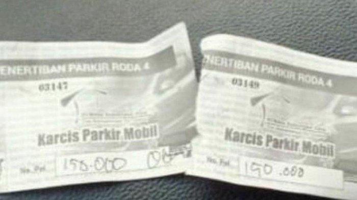 Kertas tarif parkir sebesar Rp 150 ribu di Kawasan Wisata Lembang, Kabupaten Bandung Barat (KBB), Sabtu (9/10/2021). Tiga pelaku parkir ditangkap polisi.