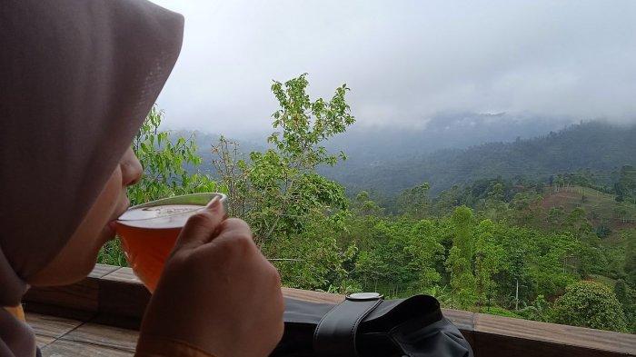 Menyeruput teh di objek wisata kawasan tebing Batu Tumpang, Kecamatan Banjarwangi Kabupaten Garut