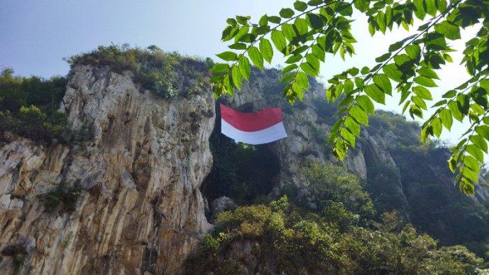 Sang merah putih membentang di tebing Karang Hawu, Kampung Cidadap, Desa Padalarang, Kecamatan Padalarang, Kabupaten Bandung Barat (KBB) t