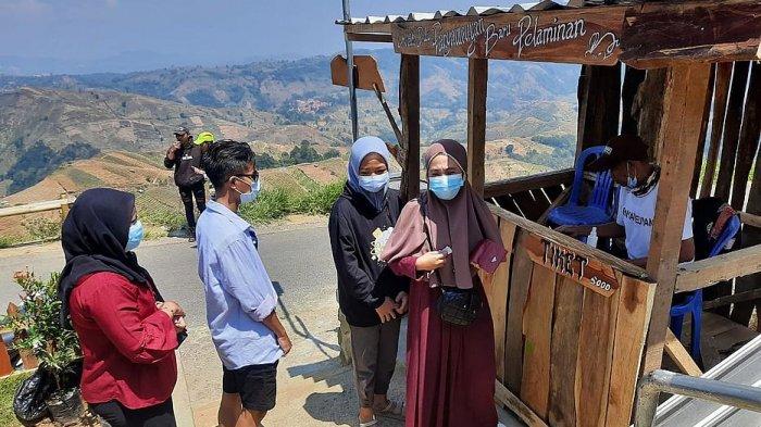 Sejumlah wisaawan masuk melalui pos tiket masuk baru di pintu masuk sebelah barat di Terasering Panyaweuyan Majalengka, Jumat (27//8/2021)