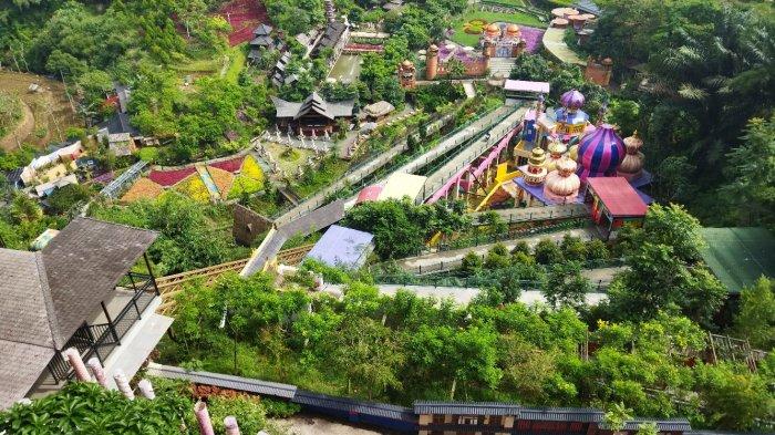Suasana objek 2isata The Great Asia Africa Lembang yang sepi karena ditutup sementara akibat zona merah Covid-19 di Kabupaten Bandung Barat, Kamis (17/6/2021)