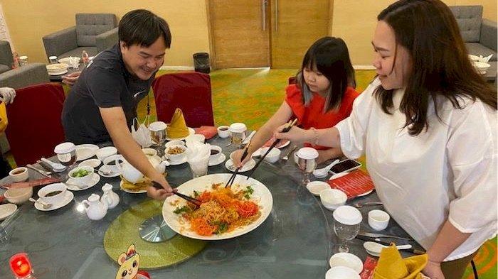 Sajian yu sheng yang biasa dilakukan saat perayaan Imlek
