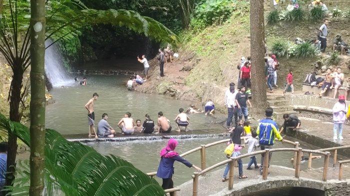 Suasana Objek Wisata Curug Cipeuteuy di Desa Bantaragung, Kecamatan Sindangwangi, Kabupaten Majalengka, Jumat (14/5/2021).