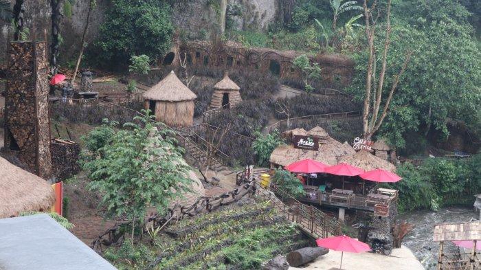 Bangunan khas Africa dengan atap yang terbuat dari ijuk di The Great Asia Africa