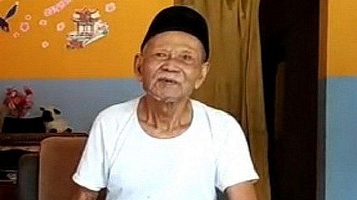 Abah Usman warga Blok Ciloa, Desa Lengkong Kulon, Kecamatan Sindangwangi, Kabupaten Majalengka.
