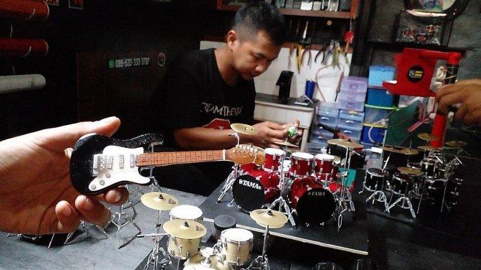 Abdul Madjid mengerjakan miniatur drum di bengkel kerja Jhons Drum Miniatur, Gang Pegadaian No 202, Rancapetir, Ciamis