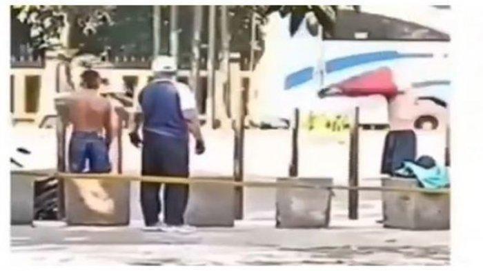 tangkapan layar saat Ari jalliludin memberikan baju kepada orang dengan gangguan jiwa di Taman Tegallega, Bandung