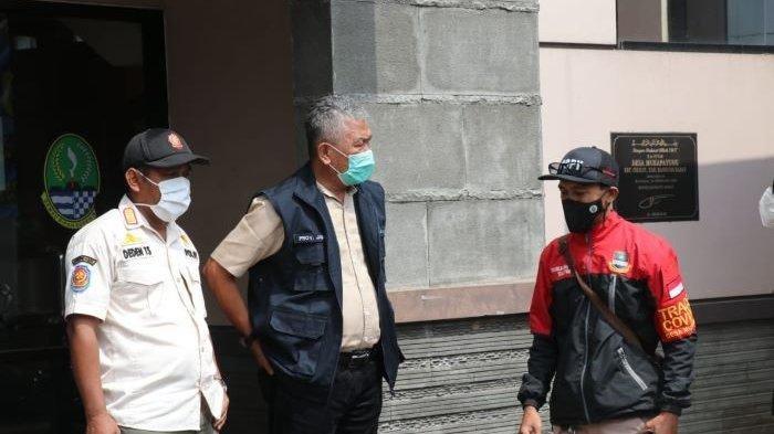 Kepala DPM-Desa Jabar, Bambang Tirtoyuliono (tengah) saat melakukan monitoring dan evaluasi di Desa Mukapayung, Kecamatan Cililin, Kabupaten Bandung Barat, Minggu (16/5/2021).