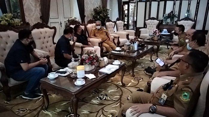 Bupati Kuningan, H Acep Purnama SH MH saat menerima kunjungan Tribun Jabar
