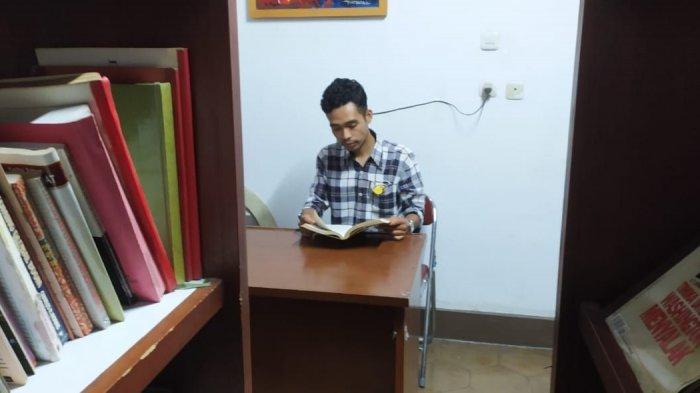 Dede Ahmad, pemuda asal Gununghalu, Kabupaten Bandung Barat yang menjadi juru pelihara di Gedung Indonesia Menggugat, Bandung.