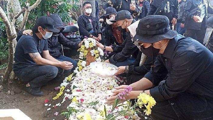 Pemakaman gitaris Burgerkill, Aris Tanto alias Eben di pekarangan rumahnya di Jalan Gumuruh, Sabtu (4/09/2021)