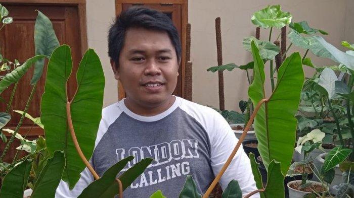 Fauzi sedang merawat tanamannya
