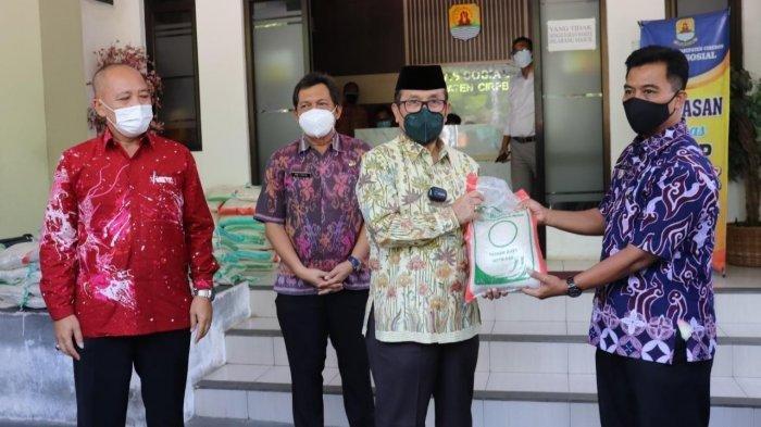 Bupati Imron Rosyadi (ketiga dari kiri) dalam kegiatan sosial di Kabupaten Cirebon