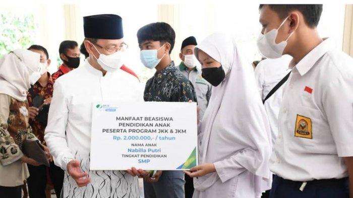 Bupati Majalengka saat memberikan beasiswa kepada murid peserta program JKK dan JKM