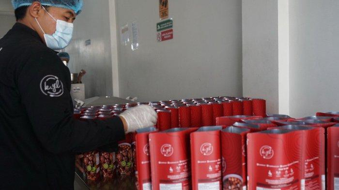 Proses pembuatan jajanan tradisional Kyla Food