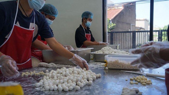Proses pembuatan jajanan tradisional Kyla Food