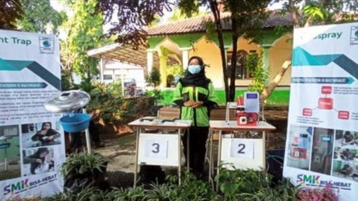Tari Mulyanah sedang memaerkan prototipe Light Trap, alat perangkap hama serangga di ajang lomba TTG di DPMD Kabupaten Subang, Senin (7/6/2021).