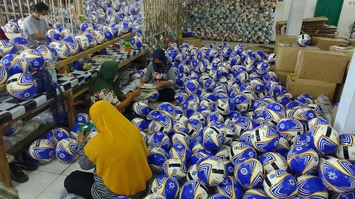 Bola sepak diproduksi di PT Sinjaraga Santika Sport (Triple S) di Desa Liangjulang, Kecamatan Kadipaten, Kabupaten Majalengka