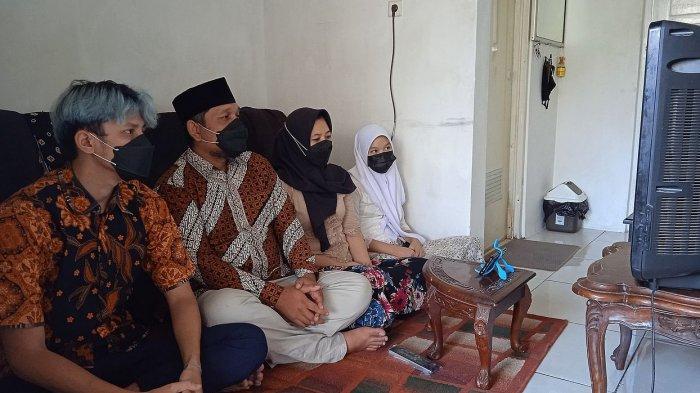 Keluarga Qyara di Garut menyaksikan melalui televisi upacara penurunan bendera pusaka 17 Agustus 2021