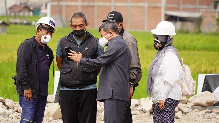 Rudy Gunawan saat meninjau suatu proyek di Garut
