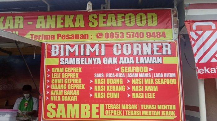 Ayam Geprek Bimimi berlokasi di sebelah RSUD Abdul Manap.