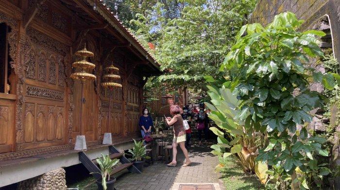 Menikmati kopi, senja, hamparan sawah, dan gunung dari Janji Jiwa Jalan Flamboyan Raya Gunung Pabongan Desa Leyangan Ungaran Timur Kabupaten Semarang.