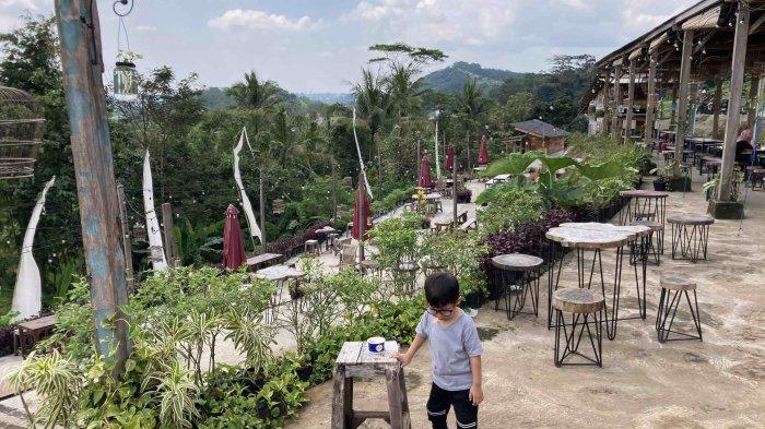 Menikmati kopi, senja, hamparan sawah, dan gunung dari Janji Jiwa Jalan Flamboyan Raya Gunung Pabongan Desa Leyangan Ungaran Timur Kabupaten Semarang.