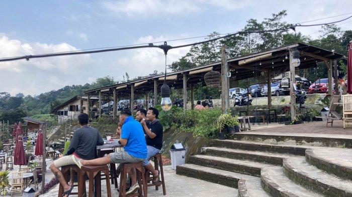 Menikmati kopi, senja, hamparan sawah, dan gunung dari Janji Jiwa Jalan Flamboyan Raya Gunung Pabongan Desa Leyangan Ungaran Timur Kabupaten Semarang.