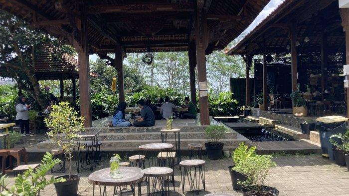 Menikmati kopi, senja, hamparan sawah, dan gunung dari Janji Jiwa Jalan Flamboyan Raya Gunung Pabongan Desa Leyangan Ungaran Timur Kabupaten Semarang.
