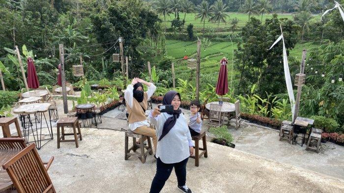 Menikmati kopi, senja, hamparan sawah, dan gunung dari Janji Jiwa Jalan Flamboyan Raya Gunung Pabongan Desa Leyangan Ungaran Timur Kabupaten Semarang.