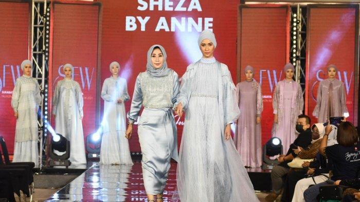 Koleksi busana Sheza by Anne yang terinspirasi dari bunga Lilac dan langit biru. Koleksi busana ini dipamerkan dalam ajang SFW 2021 di Grand City Mall Surabaya, Jumat (5/11/2021) malam.