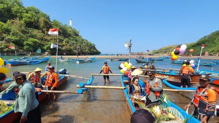 Peringatan Satudasawarsa UU Keistimewaan di Tengah Pantai Baron Sabtu (27/8/2022). KOMPAS.COM/MARKUS YUWONO