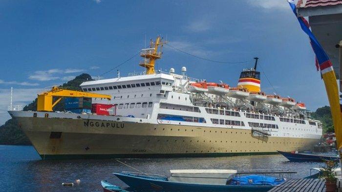 Kapal Nggapulu milik Pelni meninggalkan Pelabuhan Banda Neira, (21/11/2016).