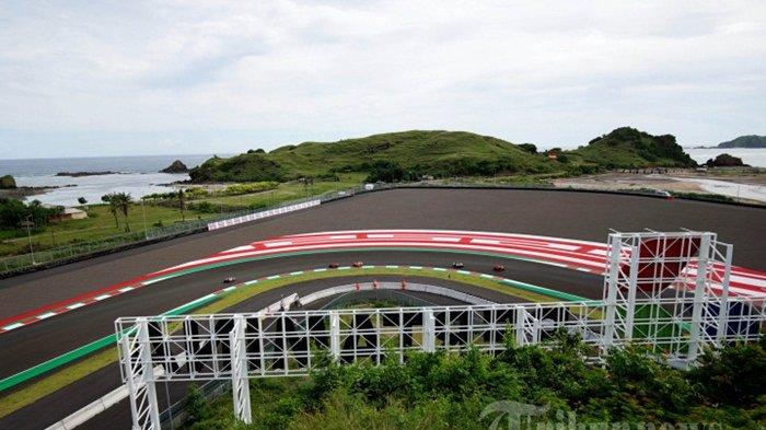 Sejumlah pembalap MotoGP mengikuti latihan bebas sesi 2 di Pertamina Mandalika International Street Circuit di KEK Mandalika, Desa Kuta, Kecamatan Pujut, Praya, Lombok Tengah, NTB, Jumat (18/3/2022).