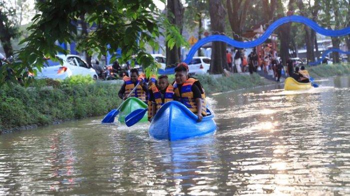 Wahana kano gratis di Kali Sipon, Lapangan Ahmad Yani, Tangerang. dokumentasi Dinas Kebudayaan, Pariwisata dan Pertamanan Kota Tangerang