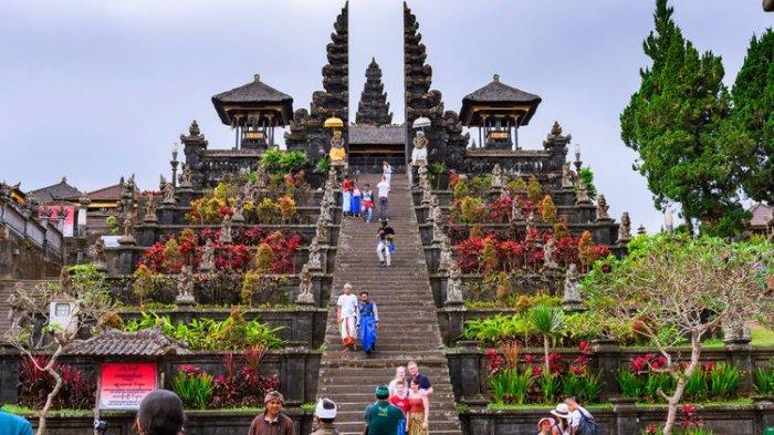 Ilustrasi turis mengunjungi Pura Besakih, Bali. (SHUTTERSTOCK/chanchai duangdoosan)