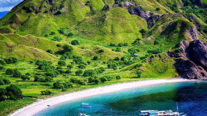 Keindahan pantai, pasir putih, laut, gunung dan perbukitan di Labuan Bajo, Nusa Tenggara Timur. (WIKIMEDIA COMMONS/MUFIDQA91)