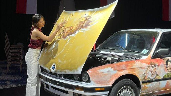 Alicia Eva melukis Garuda di kap mobil untuk pecahkan rekor MURI ''Melukis Pahlawan Terbanyak di Media Mobil'', di The Tribrata Dharmawangsa, Jakarta, Jumat (19/8/2022) KOMPAS.com/AZAHRANISA PUSPASARI